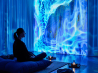 immersiva.prod_A_person_in_a_relaxing_room_in_an_immersive_en_485bb116-ef14-466c-9c56-ed90907ddbaf_0